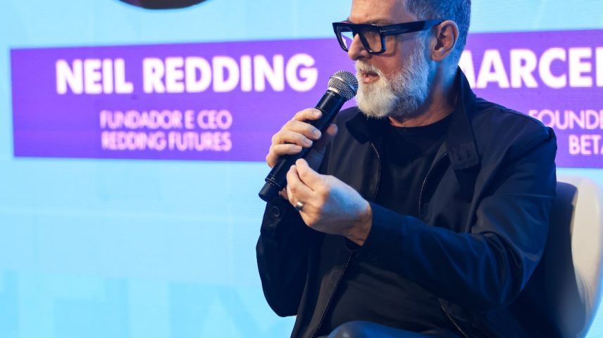 Futurista Neil Redding falou sobre a relação entre humanos e agentes de IAs nas empresas (Foto: Agência Enquadrar/Divulgação/Rio Innovation Week/Douglas Shineidr)