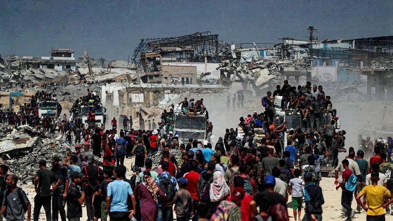 Palestinos carregam ajuda em Beit Lahia, norte de Gaza (Foto: Reuters//Mahmoud Issa)