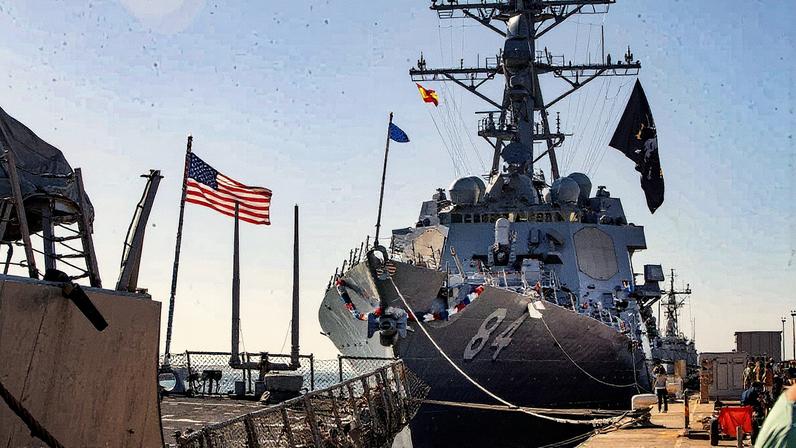 O destrutor americano USS Bulkeley em 17 de agosto de 2022. (Foto: Román Ríos (EFE) | Vídeo: AP)