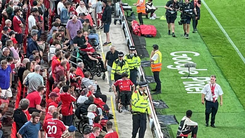 Torcedor do Liverpool autor de insultos foi detido e proibido de entrar em qualquer estádio pelo menos enquanto durarem as investigações (Foto: Reprodução)