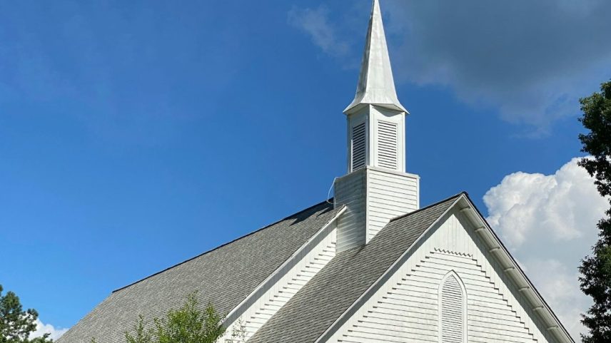 O vandalismo foi o crime mais frequente contra igrejas, com 284 registros, seguido por incêndios (55 casos) (Foto: Unsplash/Gene Gallin)