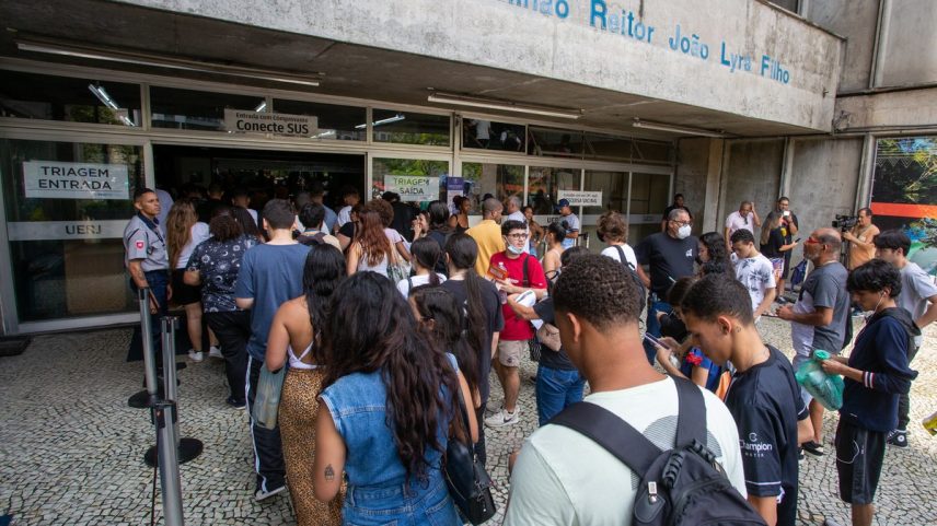 Estudantes fazem fila para entrar em pavilhão na Universidade Estadual do Rio de Janeiro (UERJ) (Foto: Márcia Foletto/O GLOBO)