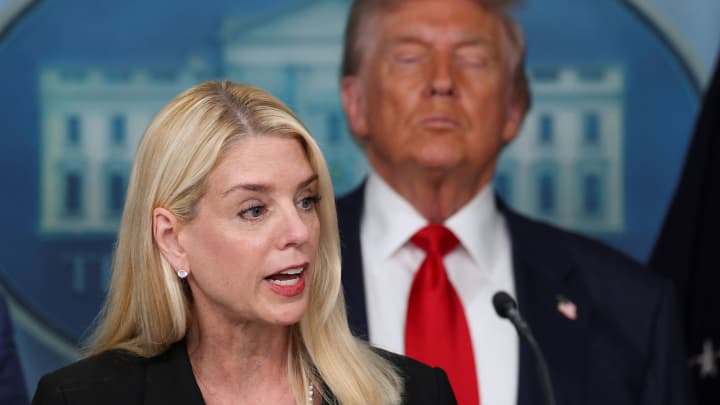 A procuradora-geral dos EUA, Pam Bondi, fala ao lado do presidente dos EUA, Donald Trump, durante uma coletiva de imprensa sobre o envio de agentes da lei federal a Washington para reforçar a presença da polícia local, na Sala de Imprensa da Casa Branca, em Washington D.C., EUA, 11 de agosto de 2025. (Foto: Jonathan Ernst | Reuters)