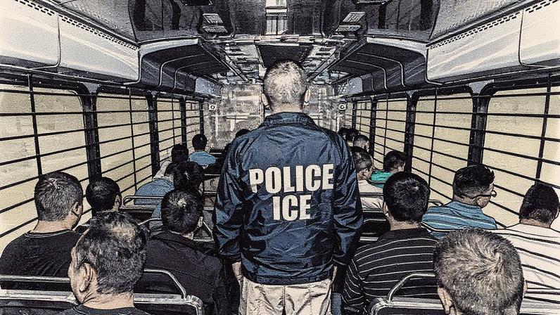 Migrantes escoltados a um centro de detenção em Chicago, Illinois. (Foto: Josh Denmark - U.S. Immigration and Customs Enforcement)