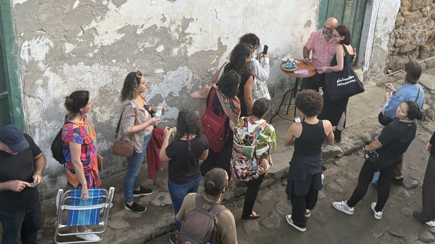 Mãe assina livros para leitores em mesa improvisada depois de sua terceira mesa na Flip (Foto: Daniel Bergamasco)