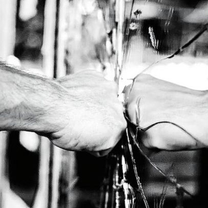 Casos de violência masculina em elevadores revelam a brutalidade do cotidiano
