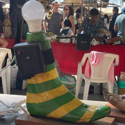 Luminária Patriota é instalada na Praça XV como símbolo da tornozeleira de Bolsonaro
