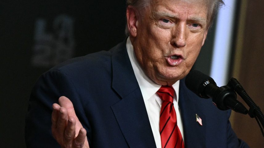 Donald Trump: presidente americano ameaçou taxar semicondutores em até 100% para forçar produção nos EUA (Foto: Brendan Smialowski/AFP)