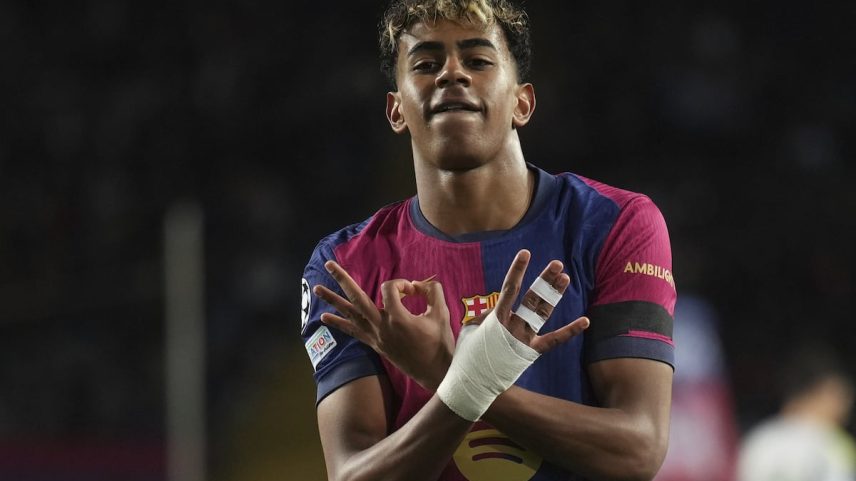 Lamine Yamal festeja um gol com o Barcelona durante a temporada anterior. (Foto: Emilio Morenatti/AP)