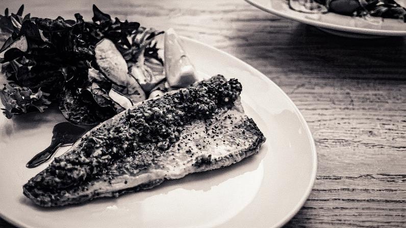Peixe com alcaparras em um prato (Foto: Reprodução)