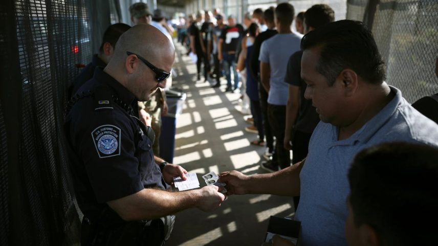 Revisão de documentação no cruzamento para Brownsville, Texas, a partir de Matamoros (México). (Foto: Emilio Espejel/AP)