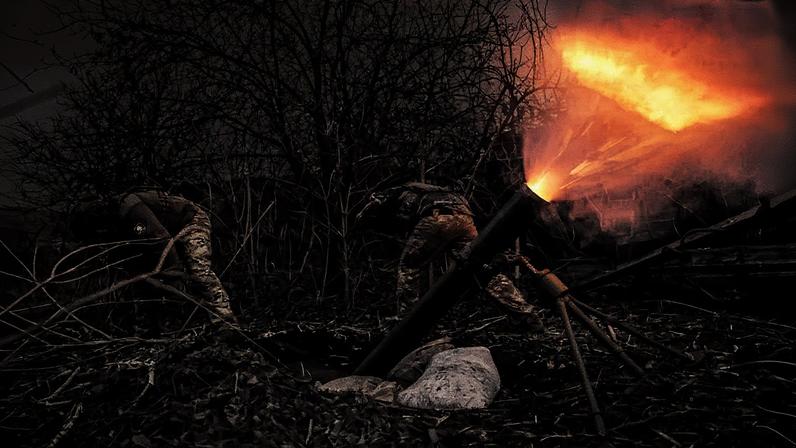 Soldados ucranianos disparavam um mortero no setor de Donetsk, perto de Chasiv Yar, no dia 16 de março. (Foto: Oleg Petrasiuk/AP)