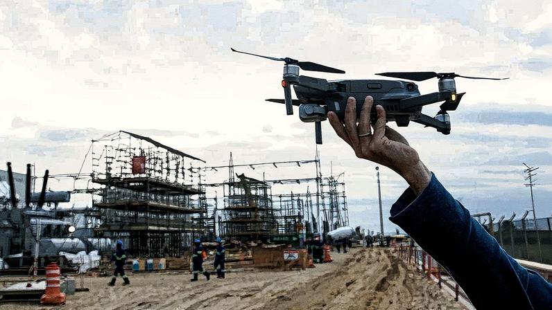 Uso de drone em canteiro de obra da Andrade Gutierrez (Foto: Divulgação/AG/Bússola)