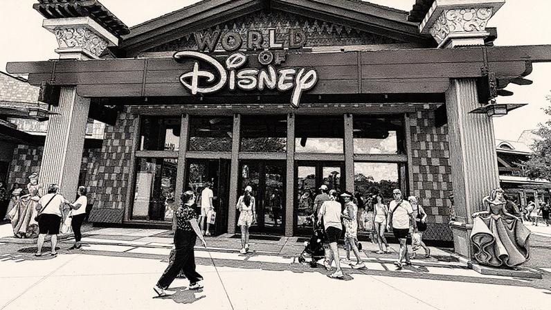 Turistas passeiam pela loja World of Disney no distrito de compras e entretenimento Disney Springs, em Lake Buena Vista, na Flórida: viajar para os EUA pode se tornar um sonho distante para muitos (Foto: John Raoux/AP)