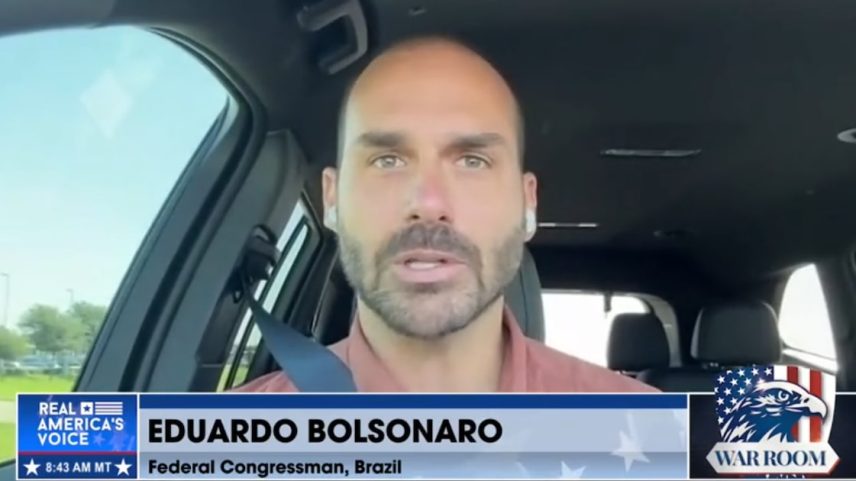 Eduardo Bolsonaro em entrevista ao estrategista Steve Bannon, ex-conselheiro de Trump (Foto: Reprodução/Bannon’s WarRoom)