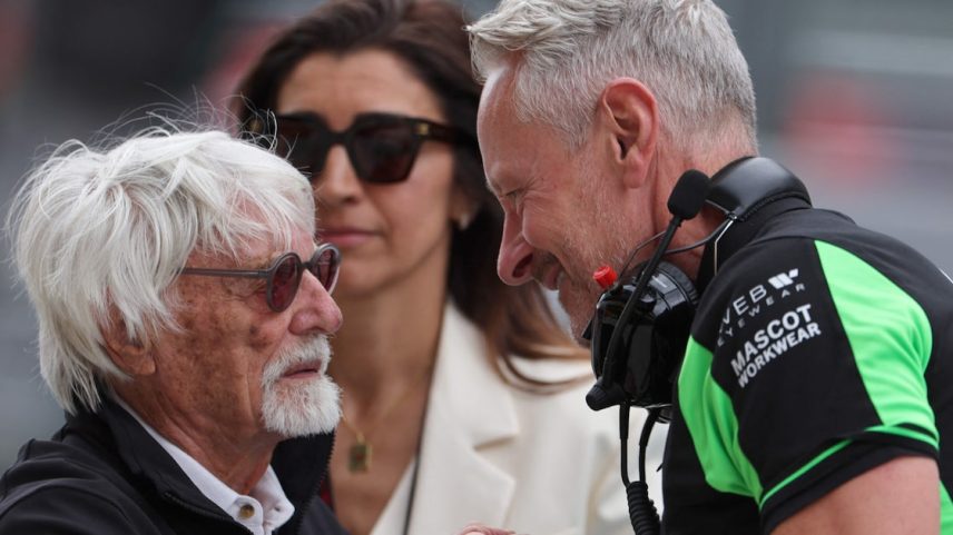 Ex-chefão da F1, Bernie Ecclestone cumprimenta Jonathan Wheatley, diretor da Sauber, equipe de Gabriel Bortoleto. (Foto: Anna Szilagyi/Pool/AFP)