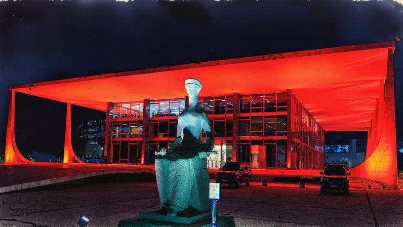Supremo Tribunal Federal, em Brasília, iluminado em vermelho pelo Dia do Advogado (Foto: Divulgação/STF)