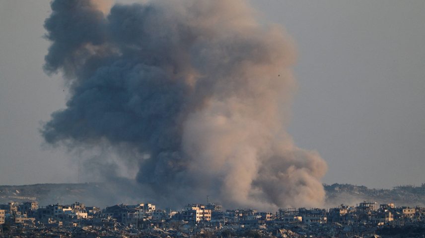 Fumaça após explosão causada por ataques israelenses no território da Faixa de Gaza (Foto: Amir Cohen - 4.ago.25/Reuters)