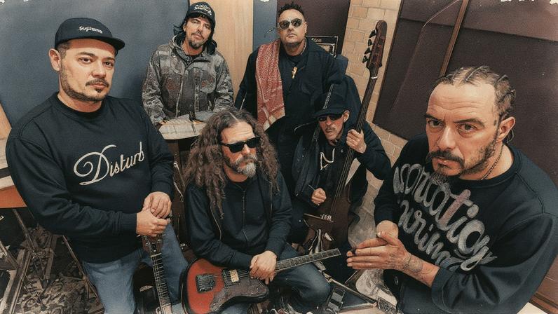 Daniel Ganjaman, Pedro Garcia, Nobru, BNegão, Formigão e Marcelo D2 (da esquerda para a direita): Planet Hemp decidiu parar para não se tornar um “cover de si mesmo” (Foto: Leo Martins)