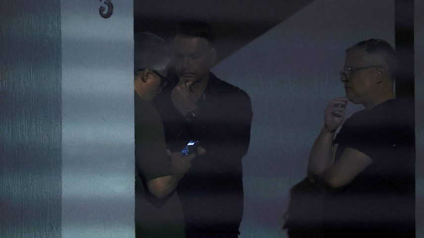 Jair Bolsonaro é visto dentro de sua casa no dia em que o ministro Alexandre de Moraes decretou sua prisão domiciliar (Foto: Pedro Ladeira/Folhapress)