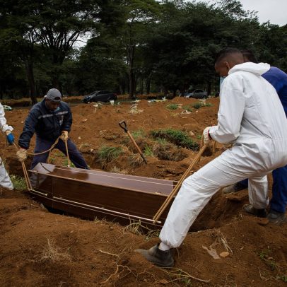 Brasil recorda cinco anos da marca de 100 mil mortes por Covid-19
