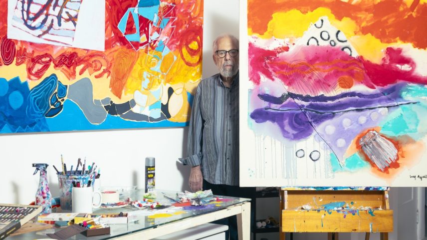 O artista plástico Luiz Aquila em seu ateliê, no Rio (Foto: Leo Martins)