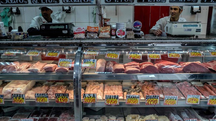 Economistas reduzem previsão para PIB e inflação neste ano (Foto: Nelson Almeida/AFP)