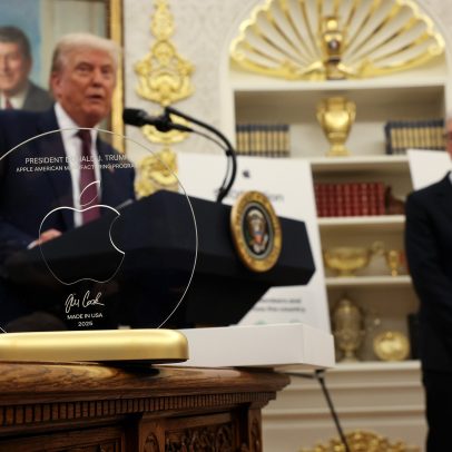 Apple presenteia Trump com escultura de vidro e ouro 24k feita nos EUA