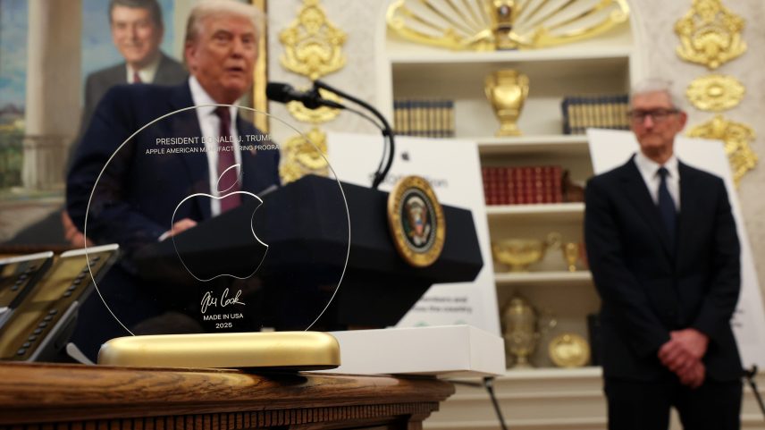 Tim Cook entrega escultura de vidro com base de ouro 24k a Trump durante coletiva na Casa Branca (Foto: Win McNamee/Getty Images)