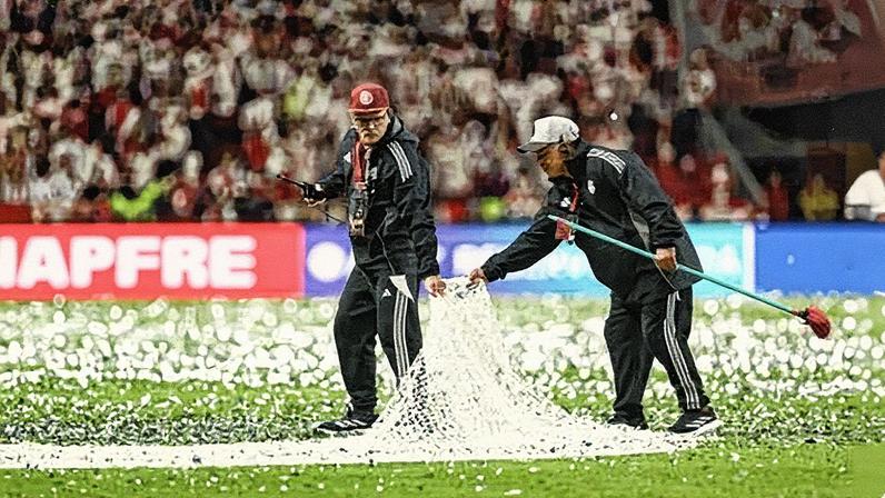 Papel picado atrapalhou o início da partida entre Internacional e Flamengo pela Libertadores (Foto: Reprodução)