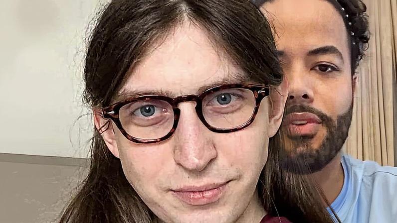 À esq., o influenciador Felca, que fez um vídeo em que denuncia a adultização na internet. À dir., Hytalo Santos, que é citado no vídeo de Felca e apontado por expor adolescentes em suas redes (Foto: Reprodução)