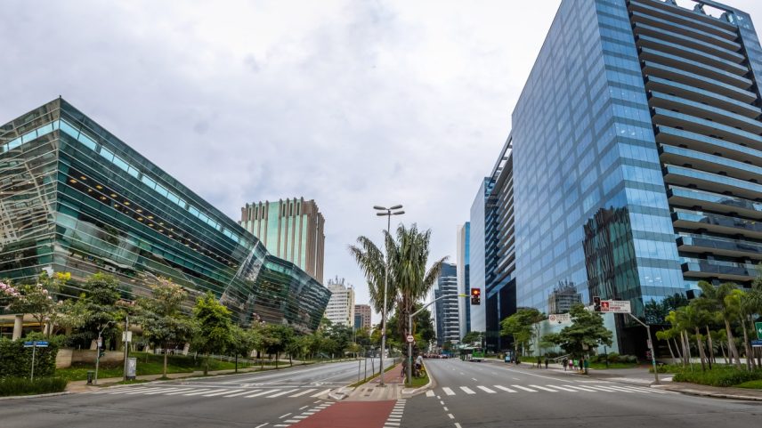 Vista panorâmica dos edifícios na Avenida Faria Lima, no distrito financeiro de São Paulo - São Paulo, Brasil (Foto: diegograndi/Getty Images)