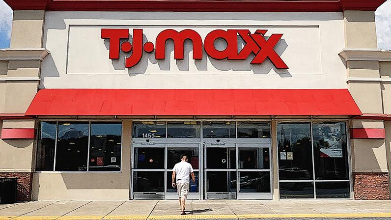 Compradores vão e vêm da loja TJ Maxx no Mall at Prince George's em 17 de agosto de 2022 em Hyattsville, Maryland. (Foto: Chip Somodevilla | Getty Images)