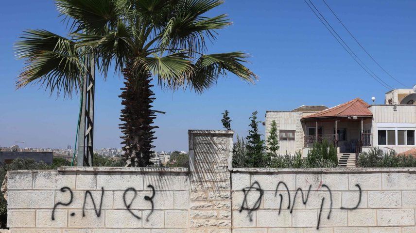 Pichação em hebraico com a palavra 'vingança' e com referência às Forças Armadas de Israel no muro de uma casa de palestinos no vilarejo de Baytin, na Cisjordânia (Foto: Zain JAAFAR / AFP)
