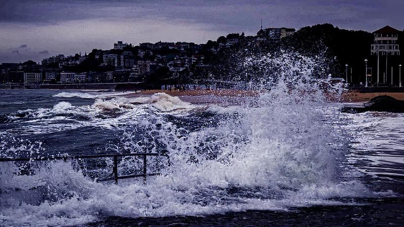 Vista do acesso à praia de Ondarreta de San Sebastián na terça-feira. (Foto: Javier Etxezarreta (EFE))