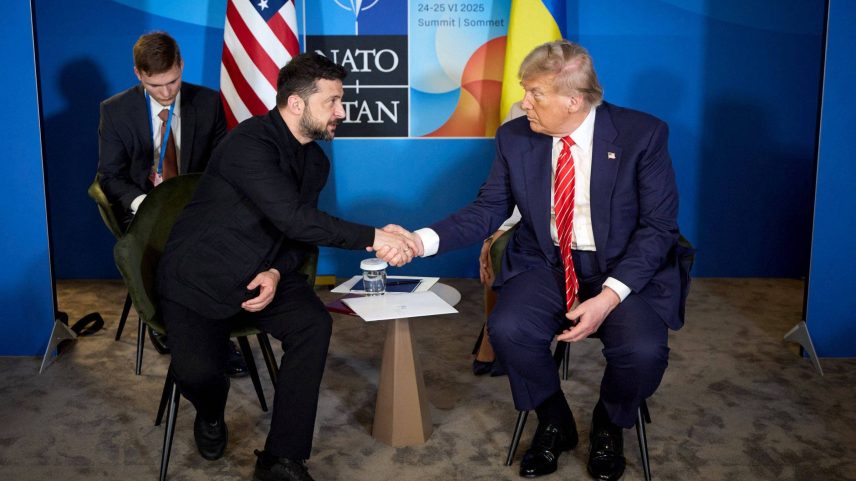 Zelenski e Trump se cumprimentam em encontro às margens da cúpula da Otan, em junho na Holanda (Foto: Serviço de Imprensa da Presidência da Ucrânia - 25.jun.2025/AFP)
