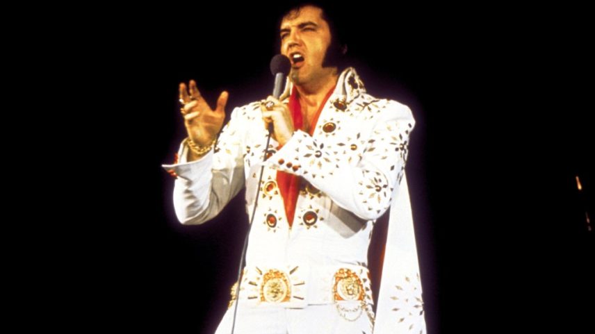 Elvis Presley fez uma parceria com a Amazon para mercadorias e roupas oficiais que já estão disponíveis para compra: Veja como encontrar, comprar e adquirir camisetas e moletons online. (Foto: Reprodução)