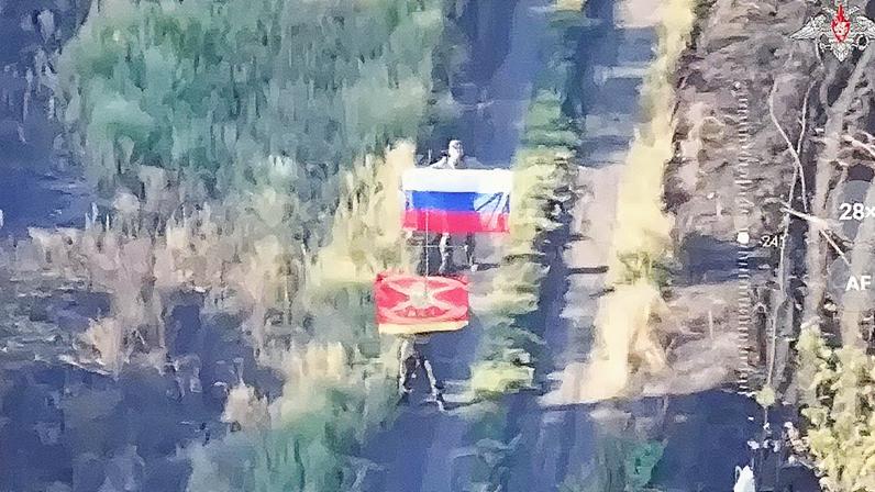 A imagem do ministério da defesa da Rússia mostra tropas russas dentro da vila de Zaporizke, mas a Ucrânia afirma que ainda está no controle da área. (Foto: ministério da defesa da Rússia)