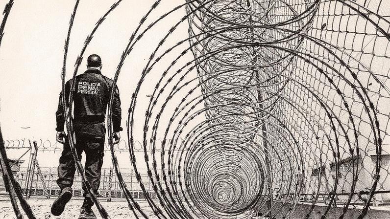 Concertinas e muralha de nove metros na penitenciária de Brasília (Foto: Agência O Globo/Cristiano Mariz)