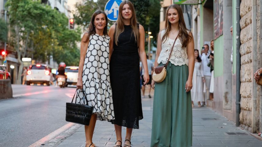 A rainha Letizia assiste junto à infanta Sofía e à princesa Leonor a uma projeção de cinema em Palma, no dia 31 de julho de 2025. (Foto: Ballesteros/EFE)