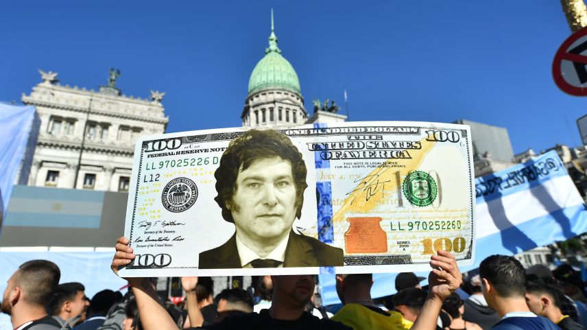 Milei: presidente dolarizou a Argentina (Foto: Marcelo Endelli / Correspondente autônomo/Getty Images)