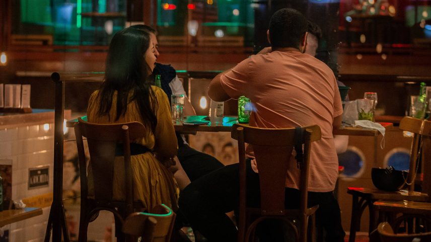 Movimento em bar que fica na rua Aspicuelta, na Vila Madalena, em São Paulo (Foto: Eduardo Anizelli/Eduardo Anizelli -24.abr.2021/Folhapress)