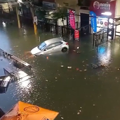 Temporal causa alagamentos e resgates na Baixada Santista durante tempestade