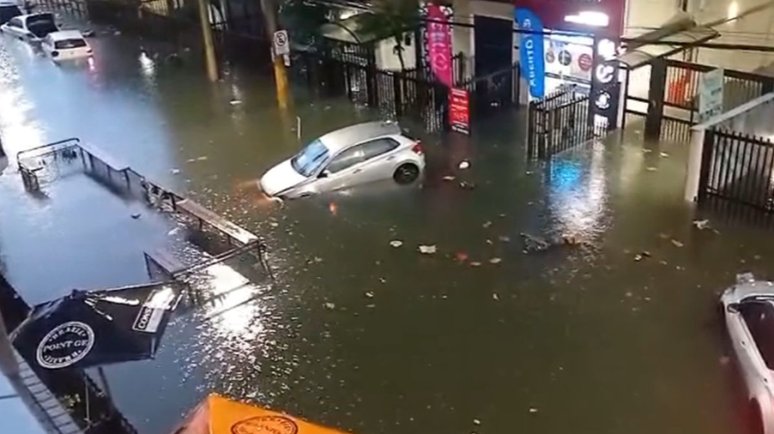 Carros ficaram debaixo d'água no bairro Aparecida, em Santos, SP. (Foto: Laércio Hubinger)
