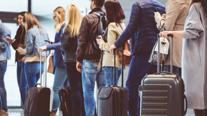 Um número recorde de passageiros voou em 2024. (Foto: Izusek | E+ | Getty Images)