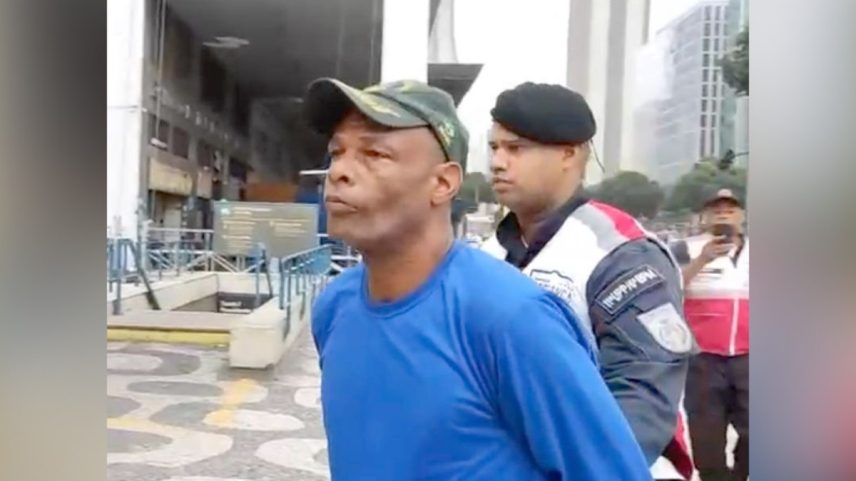 Carlos André da Silva e Souza na chegada à 4ª DP (Foto: Polícia Militar/Divulgação)