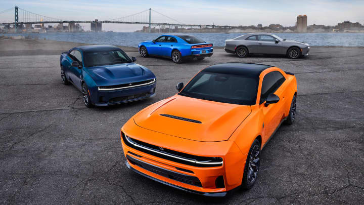 Dodge Durango SRT Hellcat Jailbreak 2026 na cor Green Machine (frente). Um programa de cores personalizadas Jailbreak permitirá que clientes selecionados da Dodge pintem seu Durango SRT Hellcat Jailbreak em quase qualquer cor imaginável, incluindo Stryker Purple (mostrado na traseira). (Foto: Dodge)