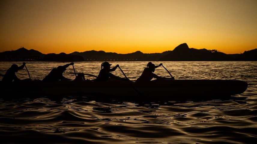O nascer do sol na praia da Urca é uma motivação a mais para a prática da canoa havaiana — Foto: Hermes de Paula / Agência O Globo