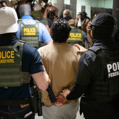 Migrantes detidos por Trump enfrentam negação de fiança e dificuldades legais