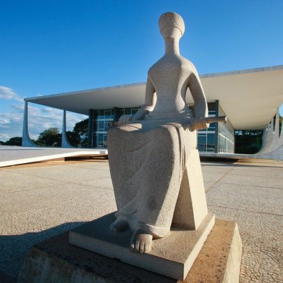 Homem condenado a 17 anos por se sentar na 'cadeira do Xandão' durante protesto